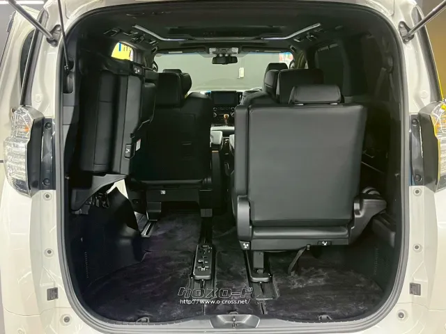 3列目が跳ね上げ式になっている為、更に広いスペースを確保することができます。 トヨタ ヴェルファイア