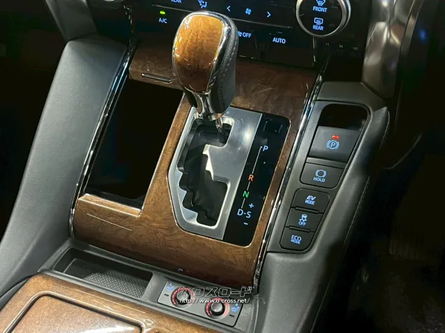 自社整備工場・板金工場を備え、車検から事故の修理まで対応致します。 トヨタ ヴェルファイア