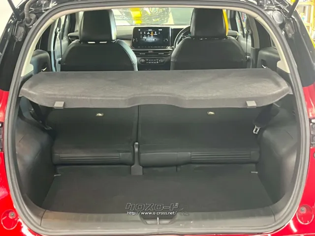 後席シートを倒すと大きな荷物も積み込めます。 日産 ノートオーラ