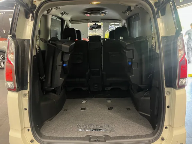 三列目シートを跳ね上げると大きな荷物も積み込めます。 日産 セレナ