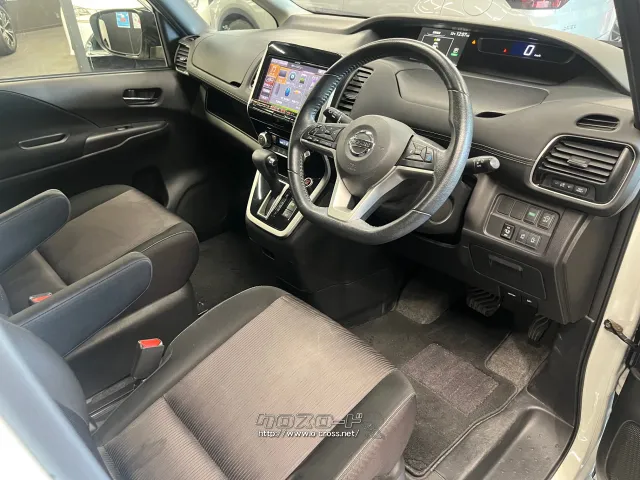 運転席からの視界も広く、女性の方でも運転しやすい設計に 日産 セレナ