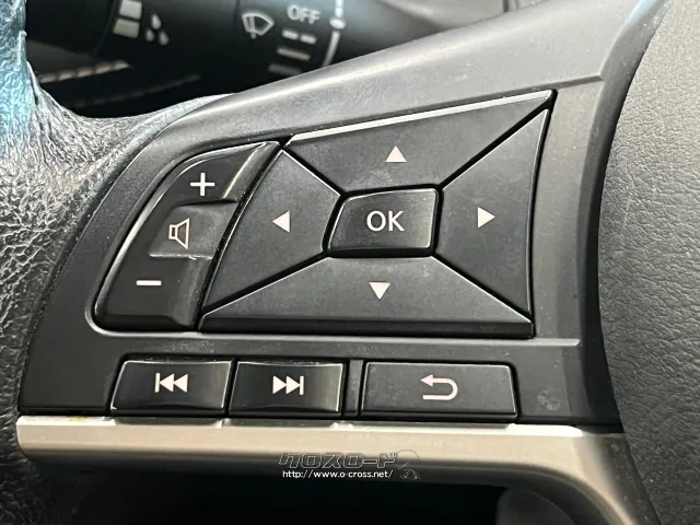 ステアリング左でオーディオ操作スイッチあります 日産 セレナ