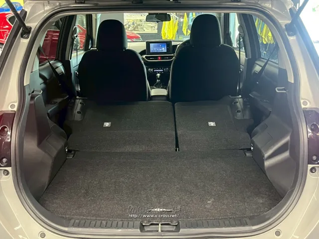 後部座席を倒すと更に広いスペースがうまれます。 トヨタ ライズ