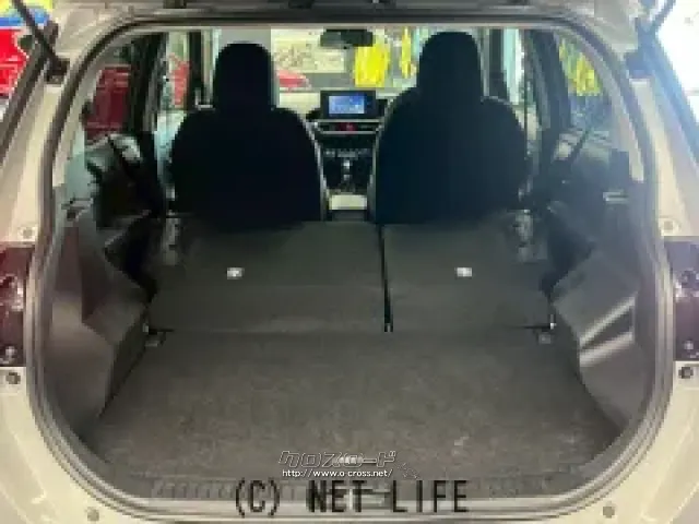 後部座席を倒すと更に広いスペースがうまれます。 トヨタ ライズ