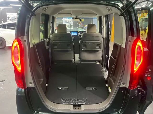 後席シートを倒すと大きな荷物も積み込めます。 ホンダ N-BOX