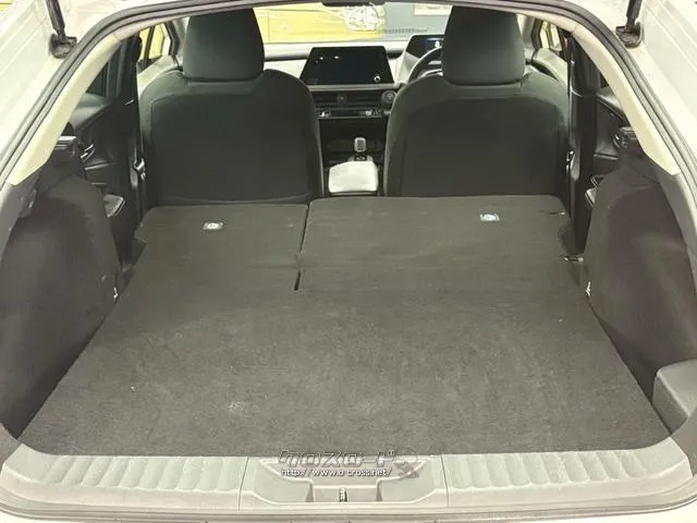 後部座席を倒すと更に広いスペースがうまれます。 トヨタ プリウス