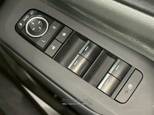 自社整備工場・板金工場を備え、車検から事故の修理まで対応致します。 トヨタ プリウス