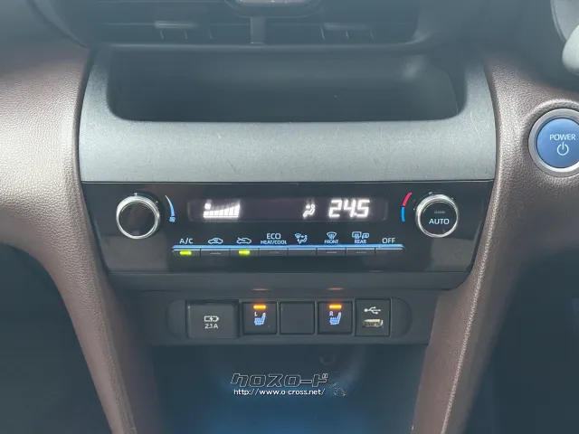 シンプルなデザインのエアコン操作スイッチ トヨタ ヤリスクロス