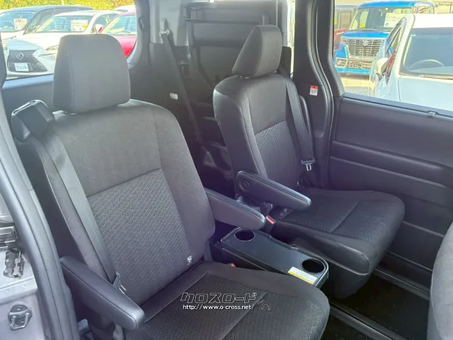 2列目シートも窮屈感がなくゆったり座ることができます。 トヨタ ノア