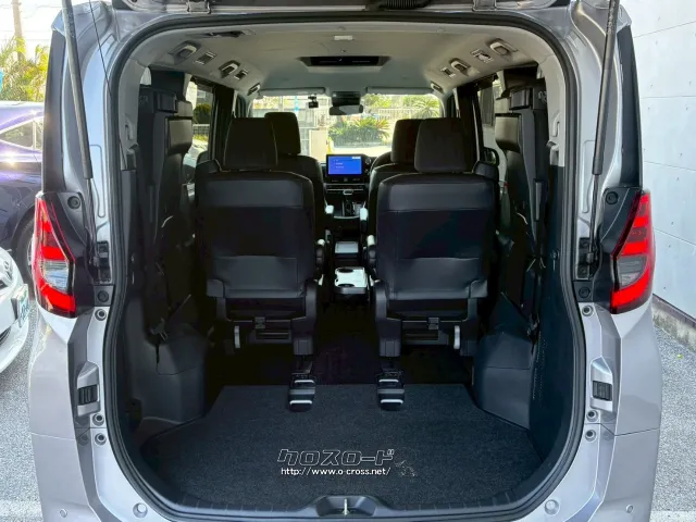 3列目が跳ね上げ式ですので更に広いスペースを確保できます♪ トヨタ ノア