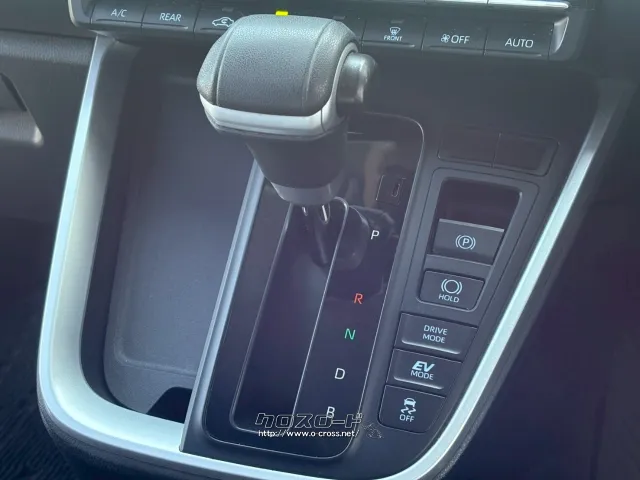 自社整備工場・板金工場を備え、車検から事故の修理まで対応致します。 トヨタ ノア