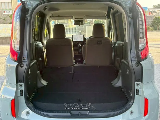 後部座席を倒すと更に広いスペースがうまれます。 トヨタ シエンタ