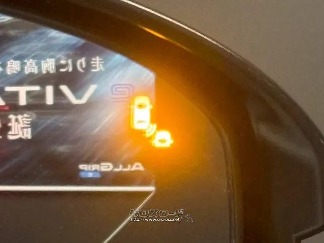 後方からの接近車両に反応し、点灯する為、車線変更時での接触を未然に防ぎます。 ホンダ ヴェゼル