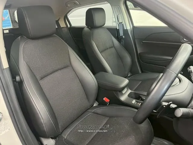 柔らかな触感のパッドをあしらうことで、強さと優しさを兼ね備えた空間としている。 ホンダ ヴェゼル