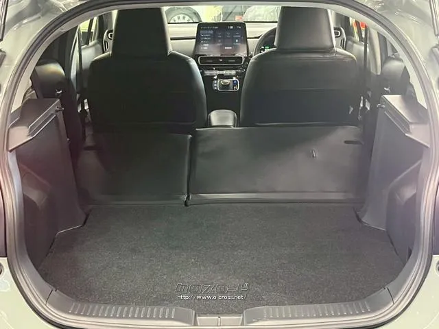 後部座席を倒すと更に広いスペースがうまれます。 トヨタ アクア