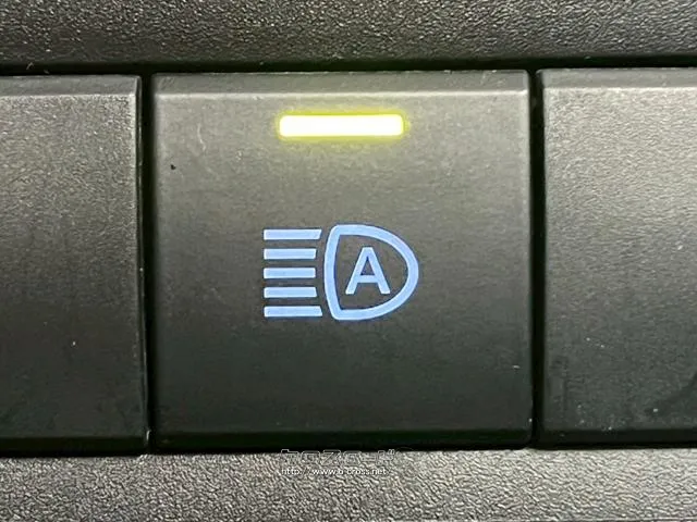 周囲の明るさをカメラで検知し、自動でハイ/ロービームを切り替えます。 トヨタ アクア