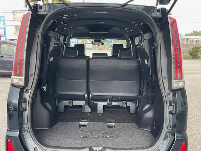 3列目シートを倒して広々荷台スペースへ。 トヨタ ノア