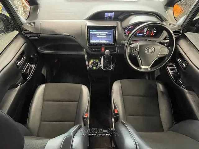 インテリアでは、天井までブラックで統一した室内にピアノブラック塗装をあしらった。 トヨタ ノア