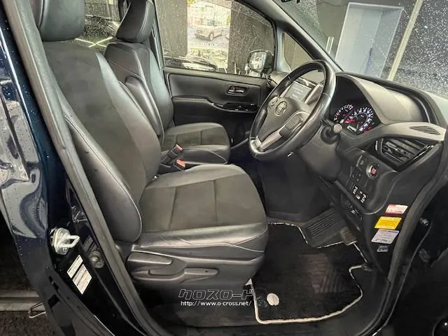 ホワイトステッチを施した専用シート表皮を特別装備 トヨタ ノア