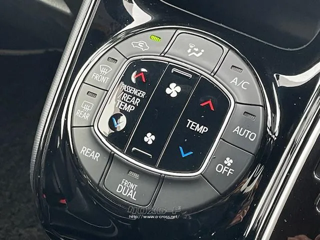 自社整備工場・板金工場を備え、車検から事故の修理まで対応致します。 トヨタ ノア