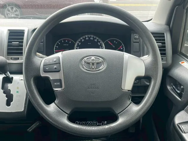 【ステアリングリモコン】がついている為、走行中でも音量調整可能です♪ トヨタ ハイエースバン