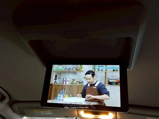 後部座席の方も首が疲れることなく映像を見ることができます。 日産 セレナ