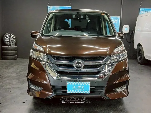 新世代の日産デザインを象徴する「Vモーション」を採用したフロントグリル。 日産 セレナ