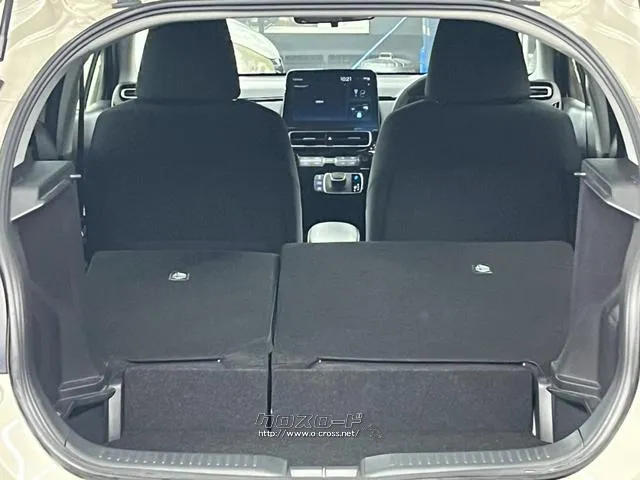 後部座席を倒すと更に広いスペースがうまれます。 トヨタ アクア