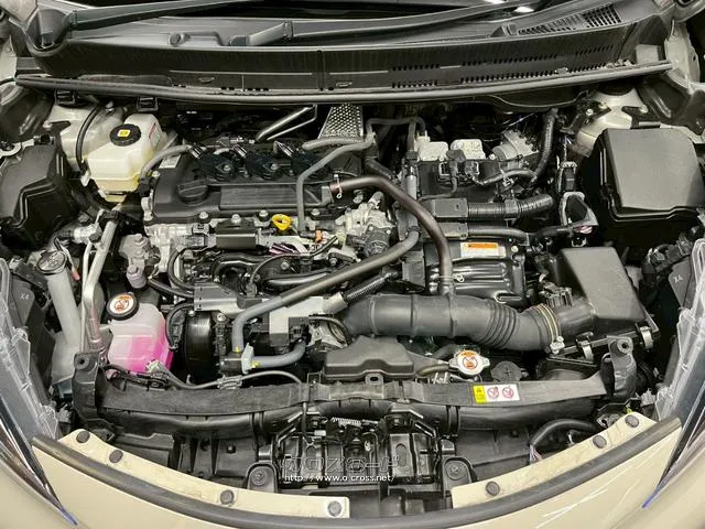 自社整備工場・板金工場を備え、車検から事故の修理まで対応致します。 トヨタ アクア