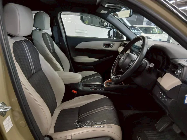 柔らかな触感のパッドをあしらうことで、強さと優しさを兼ね備えた空間としている。 ホンダ ヴェゼル