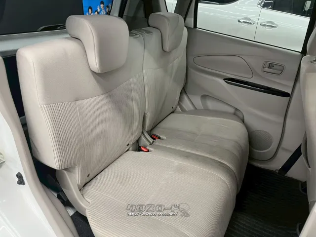 後部座席も軽ならではの窮屈感がなく、チャイルドシートなどもゆったり装着できます。 三菱 eKワゴン