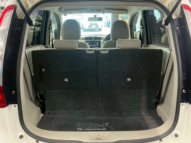 後部座席を倒すと更に広いスペースがうまれます。 三菱 eKワゴン