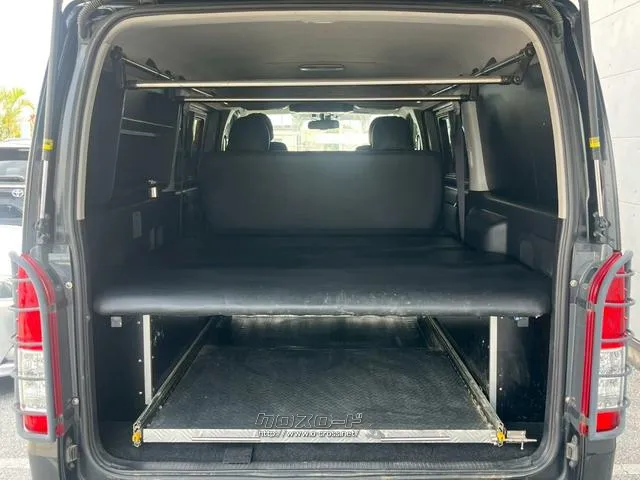 使う人の負担を軽減する装備を多数搭載しています。 トヨタ ハイエースバン