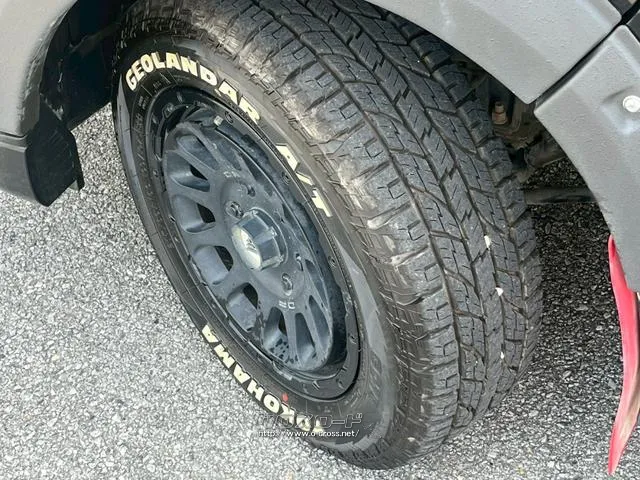 自社整備工場・板金工場を備え、車検から事故の修理まで対応致します。 トヨタ ハイエースバン