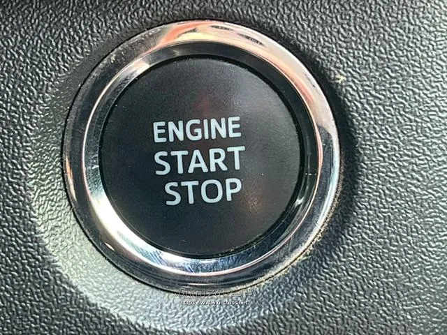 自社整備工場・板金工場を備え、車検から事故の修理まで対応致します。 トヨタ ハイエースバン