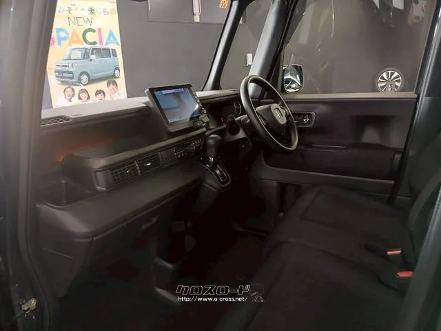 上質で精悍な室内空間に仕上げている。 ホンダ N-BOX