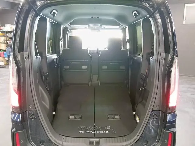 後部座席を倒すと更に広いスペースがうまれます。 ホンダ N-BOX