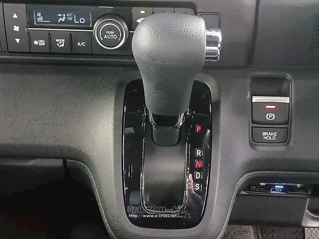 自社整備工場・板金工場を備え、車検から事故の修理まで対応致します。 ホンダ N-BOX