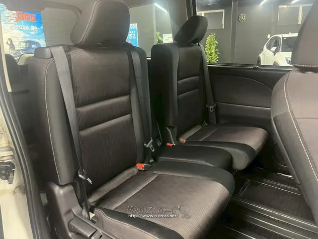 二列目シートも窮屈感がなく、体が大きな方でもゆったり座ることができます。 日産 セレナ