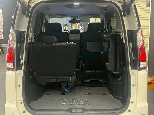 後部座席は跳ね上げ式になってますので更に広いスペースを確保できます♪ 日産 セレナ