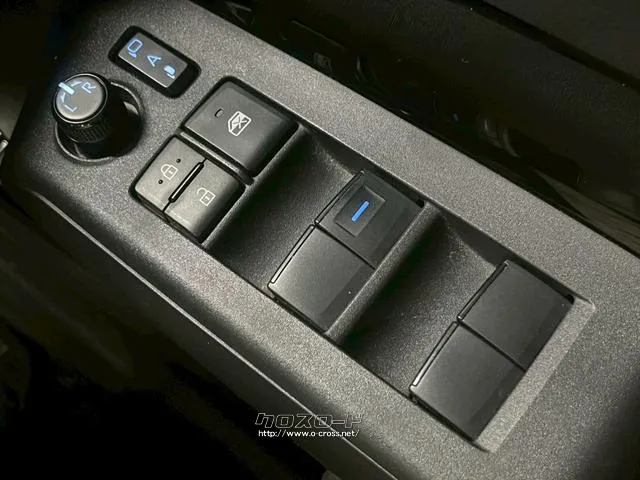 自社整備工場・板金工場を備え、車検から事故の修理まで対応致します。 トヨタ アクア