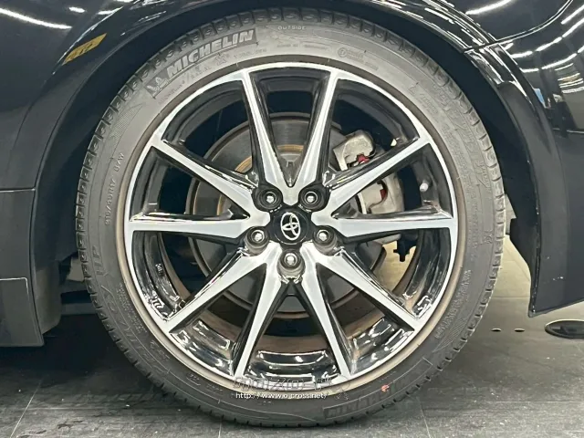 自社整備工場・板金工場を備え、車検から事故の修理まで対応致します。 トヨタ GR86