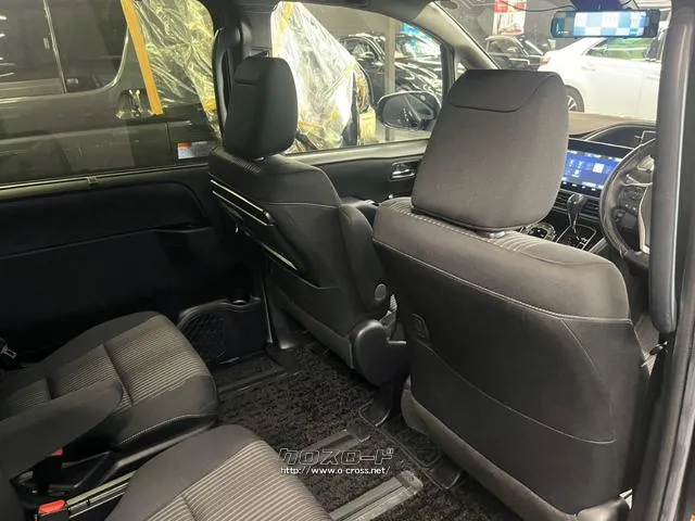 自社整備工場・板金工場を備え、車検から事故の修理まで対応致します。 トヨタ ヴォクシー