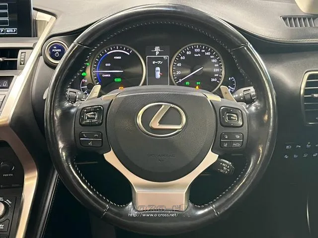 手に馴染むステアリングと操作しやすいスイッチ類で、運転時の上質感を演出。 レクサス NX
