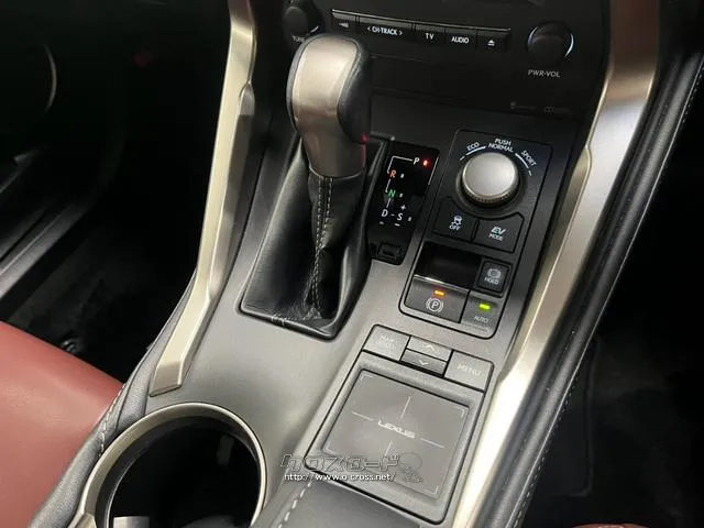 自社整備工場・板金工場を備え、車検から事故の修理まで対応致します。 レクサス NX