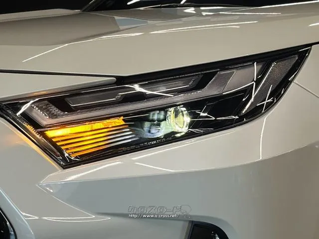 自社整備工場・板金工場を備え、車検から事故の修理まで対応致します。 トヨタ RAV4 PHV