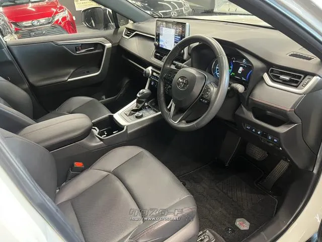 自社整備工場・板金工場を備え、車検から事故の修理まで対応致します。 トヨタ RAV4 PHV