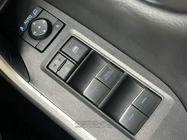 自社整備工場・板金工場を備え、車検から事故の修理まで対応致します。 トヨタ RAV4 PHV