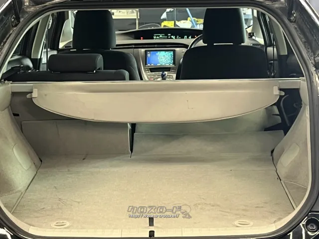 自社整備工場・板金工場を備え、車検から事故の修理まで対応致します。 トヨタ プリウス