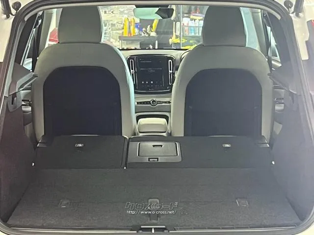 後部座席を倒すとフルフラットになりますので、更に広いスペースを作れます。 ボルボ XC40